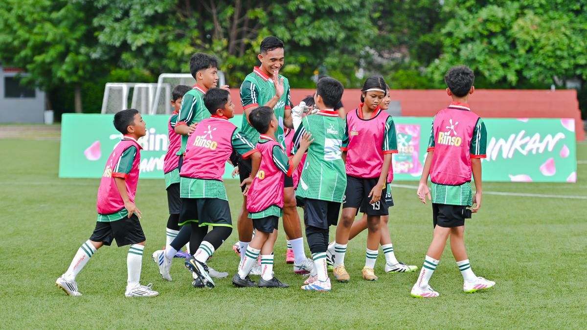 Rizky Ridho Main Bareng 2 Bocah Putri, Buah Kampanye Sepak Bola Inklusif