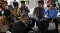 Presiden Jokowi tampak hadir melayat jenazah Suhardiman di rumah duka, Cipete, Cilandak, Jakarta, Senin (14/12/2015). Almarhum disemayamkan dengan cara militer di rumah duka di Jalan Kramat Batu, Cipete, Jakarta (Liputan6.com/Yoppy Renato)