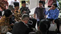 Presiden Jokowi tampak hadir melayat jenazah Suhardiman di rumah duka, Cipete, Cilandak, Jakarta, Senin (14/12/2015). Almarhum disemayamkan dengan cara militer di rumah duka di Jalan Kramat Batu, Cipete, Jakarta (Liputan6.com/Yoppy Renato)