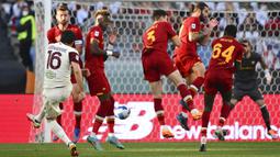 Pemain Salernitana Ivan Radovanovic mencetak gol ke gawang AS Roma pada pertandingan sepak bola Serie A di Olympic Stadium, Roma, Italia, 10 April 2022. AS Roma menang dramatis 2-1. (Alfredo Falcone/LaPresse via AP)