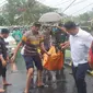 Mayat yang ditemukan di bawa jembatan lugonto Rogojampi dievakuasi ke RSUD Blambangan Banyuwangi (Hermawan Arifianto/Liputan6.com)