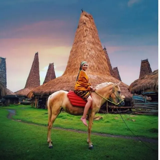 Ashanty Berpose dengan Latar Kampung Paijing yang Sering Disangka Lukisan