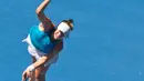 Anastasia Pavlyuchenkova dari Rusia mengembalikan bola tembakan Naomi Osaka dari Jepang saat bertanding pada hari ke enam turnamen tenis Hopman Cup di Perth (4/1). Naomi tumbang 6-3 6-3 atas Anastasia Pavlyuchenkova. (AFP Photo/Tony Ashby)