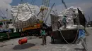 Seorang Buruh saat bongkar muat bahan pokok makanan di Pelabuhan Sunda Kelapa, Jakarta, Senin (24/3). Menteri Ketenagakerjaan Hanif Dhakiri mengatakan upah buruh perusahaan harus naik setiap tahunnya. (Liputan.com/Johan Tallo)