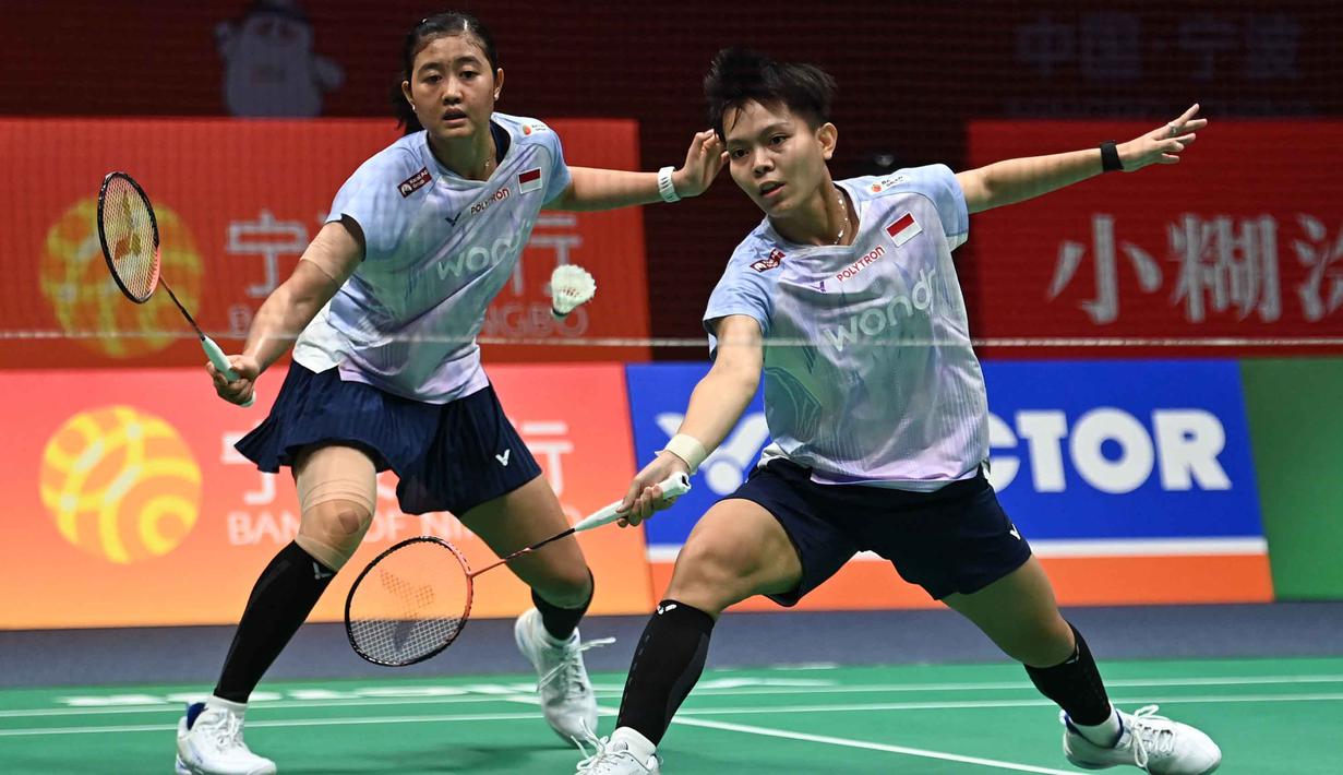Bertanding di Ningbo, provinsi Zhejiang, Tiongkok Timur, pada Jumat 10 April 2026, Amallia Cahaya Pratiwi dan Siti Fadia Silva Ramadhanti berhasil membungkam ganda putri Jepang, Rin Iwanaga/Kie Nakanishi. Tampak dalam foto, ganda putri Indonesia, Amallia Cahaya Pratiwi (kiri) dan Siti Fadia Silva Ramadhanti saat bertanding melawan Rin Iwanaga/Kie Nakanishi (Jepang) pada babak perempat final Kejuaraan Bulu Tangkis Asia 2026 di Ningbo, provinsi Zhejiang, Tiongkok Timur pada Jumat 10 April 2026. (CN-STR/AFP) / China OUT