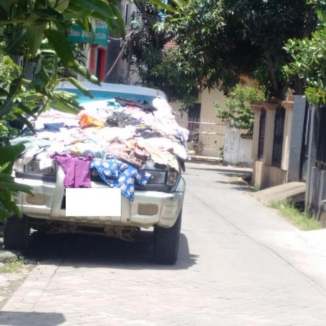 6 Potret Jemur Barang di Mobil Mewah Ini Absurd Banget, Kocak