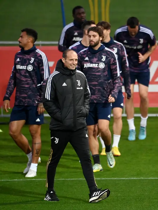 Pelatih Juventus Massimiliano Allegri bereaksi saat sesi latihan di JTC Continassa, Turin, Italia, 1 November 2022. Juventus akan menghadapi Paris Saint-Germain (PSG) pada pertandingan sepak bola Liga Champions. (FRANCK FIFE/AFP)