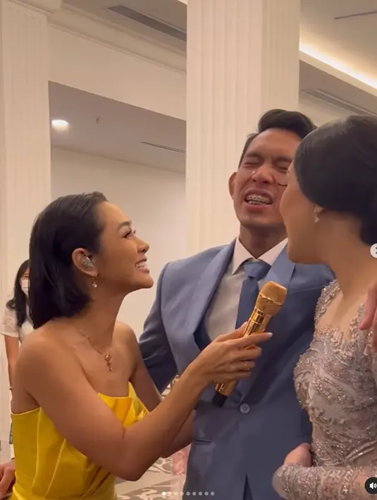 Andien pun mengaku sempat ingin ikut menangis saat melihat fansnya itu meneteskan air mata, begitu juga dengan sang mempelai wanita yang ikut berbahagia. (instagram.com/andienaisyah)