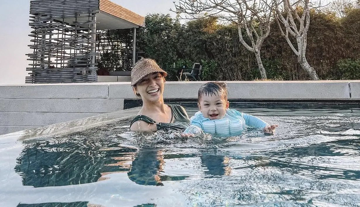 Indra juga mengunggah foto Nikita sedang berenang bersama baby Izz di hari ulang tahunnya. 
 (@indpriw)