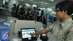Direktur Pusat Teknologi Informasi dan Komunikasi, Michael A  Purwoadi mensimulasikan teknologi E-Voting di gedung BPPT, Jakarta, Rabu (29/7/2015). E-voting dan KTP el dimanfaatkan untuk mendukung KPU pada pilkada serentak. (Liputan6.com/Herman Zakharia)
