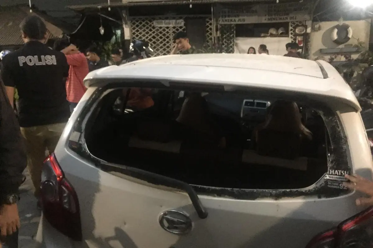 Lokasi bentrok antara Jakmania dengan suporter PSM Makassar di kawasan Tebet, Jakarta, Selasa malam (6/8/2019).(Liputan6.com/ Muhammad Radityo Priyasmoro)