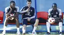 Paul Pogba, Antoine Griezmann dan Ngolo Kante santai menanti sesi latihan di Glebovets, Rusia, (12/7/2018). Latihan tersebut sebagai persiapan Prancis melawan Kroasia pada Final Piala Dunia 2018. (AP/David Vincent)