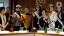 Ketua MPR Bambang Soesatyo (keempat kiri) foto bersama Puteri Indonesia 2020 Ayu Maulida (keempat kanan) dan sejumlah runner up di Kompleks Parlemen, Senayan, Jakarta, Kamis (12/3/2020). Puteri Indonesia 2020 Ayu Maulida dan sejumlah runner up didaulat menjadi Duta MPR RI. (Liputan6.com/Johan Tallo)