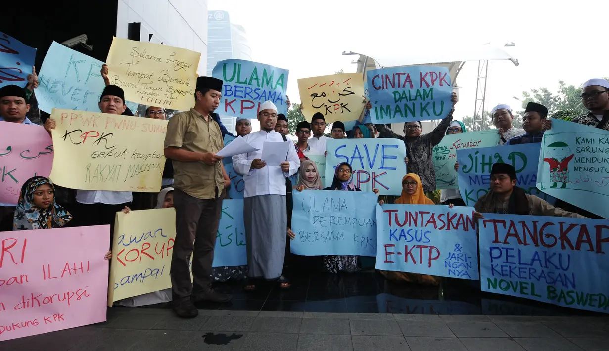 Perwakilan dari peserta PPWK Lakpesdam-PBNU melakukan aksi dukungan di Gedung KPK, Jakarta, Kamis (12/10). Dalam pernyataan sikapnya, mereka mendorong KPK segera menuntaskan kasus mega-korupsi seperti BLBI, E-KTP. (Liputan6.com/Helmi Fithriansyah)