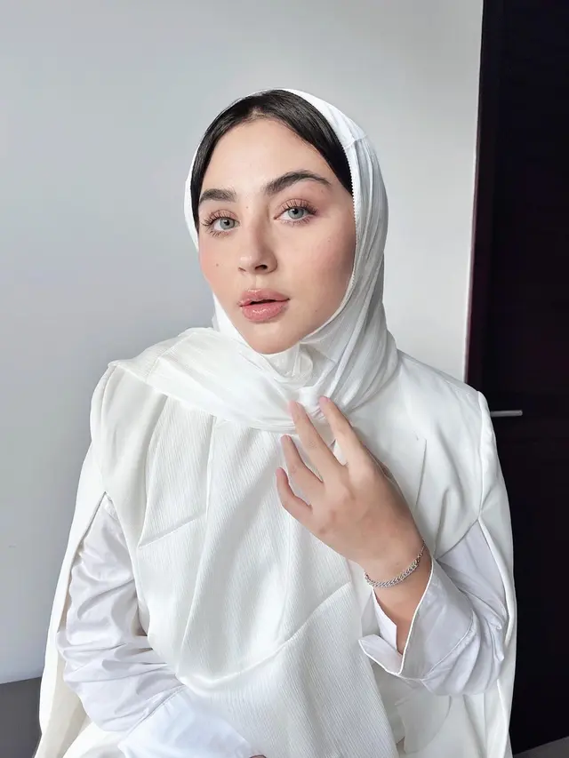 7 Pesona Margin Wieheerm yang Kini Tampil Berhijab Usai Umroh, Banjir Pujian