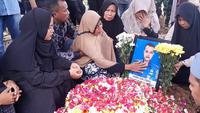 Prosesi pemakaman Praka Marinir Hamid korban longsor di Cisarua. (Liputan6.com/Ardi Munthe)