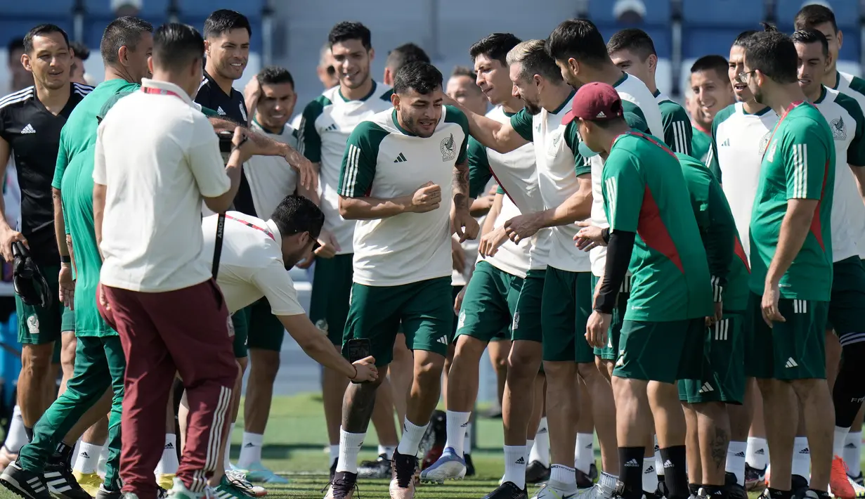 Pemain Meksiko Alexis Vega (tengah) menjalani sesi latihan jelang melawan Argentina pada pertandingan sepak bola Grup C Piala Dunia 2022 di Jor, Qatar, Jumat (25/11/2022). Meksiko akan menghadapi Argentina pada 27 November 2022. (AP Photo/Moises Castillo)