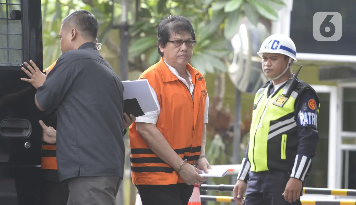 Mantan Kepala DPKAD Kota Bandung, Herry Nurhayat tiba akan menjalani pemeriksaan di Gedung KPK, jakarta, Selasa (4/2/2020).  Herry diperiksa terkait dugaan korupsi pengadaan lahan terbuka hijau (RTH) di Pemerintah Kota Bandung Tahun 2012-2013. (merdeka.com/Dwi Narwoko)