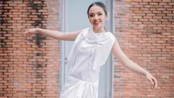 Lyodra sendiri memang cukup aktif mengunggah gaya OOTD di akun Instagram pribadinya. Penampilannya dengan dress berwarna putih ini juga membuatnya terlihat menawan. (Liputan6.com/IG/@lyodraofficial)