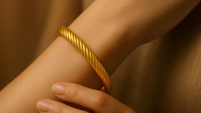 Desain Gelang Emas 24 Karat Kekinian 2025 yang Lagi Viral di Kalangan Ibu-Ibu