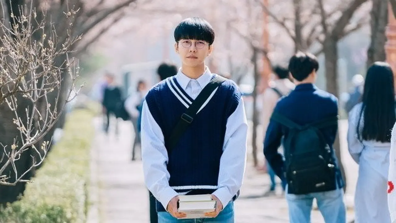 Lee Seung Gi tampil menjadi mahasiswa. (Foto: AllKpop)