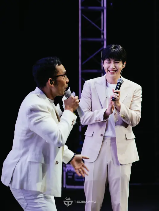 <p>Kim Seon Ho tampak terhibur dengan aksi kocak Indra Herlambang di atas panggung. Seon Ho juga sempat menyebut Indra sebagai MC terbaik. (Foto: Mecimapro)</p>