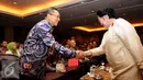 Ketua Umum PDIP, Megawati Soekarnoputri (kanan) bersalaman dengan Ketua MPR RI, Zulkifli Hasan usai memberikan pidato pembuka pada Konvensi Nasional tentang Haluan Negara di JCC, Jakarta, Rabu (30/3/2016). (Liputan6.com/Helmi Fithriansyah)