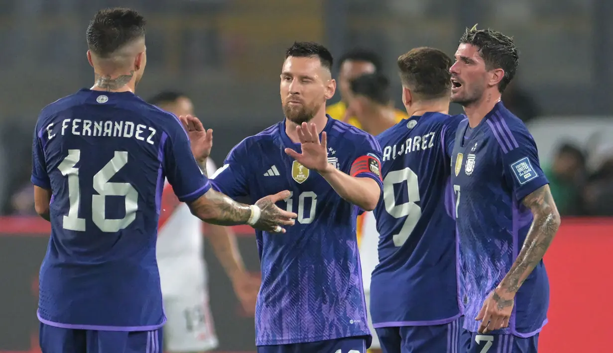 Striker Timnas Argentina, Lionel Messi (tengah) merayakan gol pertama ke gawang Peru bersama rekannya, Enzo Fernandez (kiri) dan Rodrigo De Paul pada laga Kualifikasi Piala Dunia 2026 Zona Conmebol di National Stadium, Lima, Peru, Rabu (18/10/2023) pagi WIB. (AFP/Ernesto Benavides)