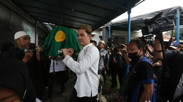 7 Momen Haru Pemakaman Ibunda Kiki Farrel, Diiringi Tangisan Keluarga