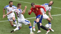 Bomber Spanyol, Alvaro Morata, berusaha lepas dari hadangan pemain Republik Ceska. Tim Matador langsung mengambil inisiatof menyerang sejak babak pertama. (AFP/Pascal Pavani)