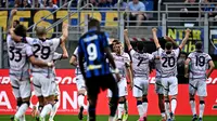 Momen pemain Bologna merayakan kemenangan atas Inter Milan di 16 besar Coppa Italia 2023/2024 hari Kamis (21/12/2023) dini hari WIB. (GABRIEL BOUYS / AFP)