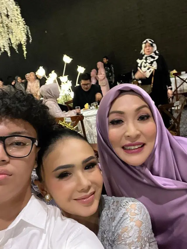 Potret Angelina bersama dengan Keanu dan Yuni Shara (Sumber: Instagram/@angelinasondakh09)