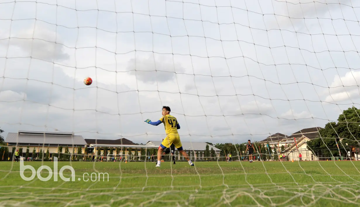 Gerry Mandagi hanya melihat bola yang melawayng diatas mistar gawang pada sesi latihan di lapangan UNY, Yokyakarta, Senin (6/2/2017). Mitra Kukar akan melawan PSS Sleman pada partai berikut. (Bola.com/Nicklas Hanoatubun)