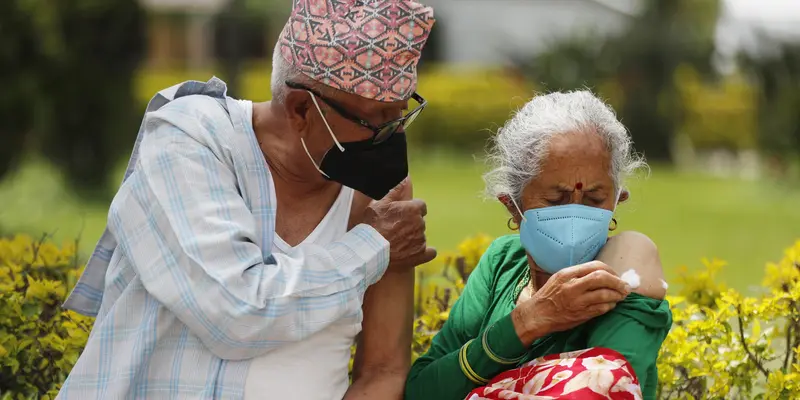 FOTO: Lansia Nepal Jalani Vaksinasi Virus Corona COVID-19