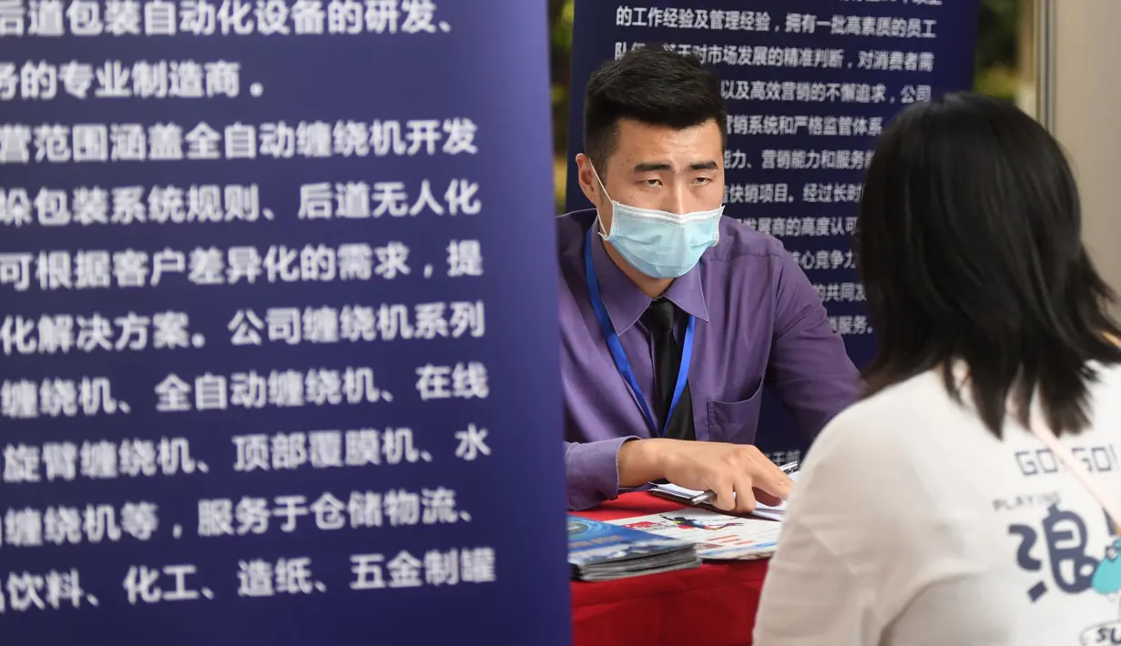 Pencari kerja melakukan wawancara dengan sebuah perusahaan dalam bursa kerja yang digelar di Universitas Jianghan di Wuhan, Hubei, 1 Juni 2020. Lebih dari 80 perusahaan berpartisipasi dalam bursa kerja luring pertama bagi para lulusan setelah pandemi covid-19 mereda di Wuhan. (Xinhua/Cheng Min)