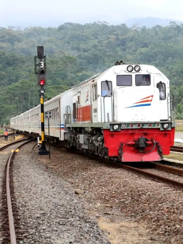 Kereta Api Joglosemarkerto, penghubung kota-kota di Jawa Tengah sisi selatan dan utara hingga Yogyakarta. (Foto: Liputan6.com/KAI Daop 5 PWT/Muhamad Ridlo).