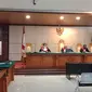 Jaksa Penuntut Umum Kejati Jawa Barat membacakan tuntutan terhadap terdakwa Sunda Empire yang mengikuti persidangan secara virtual di Pengadilan Negeri Bandung, Selasa (22/9/2020). (Liputan6.com/Huyogo Simbolon)