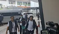 Polisi Angkut Barang Bukti Kasus Febrie Adriansyah ke Kejagung