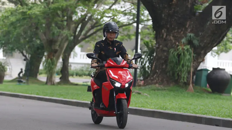 Jokowi Jajal Motor Listrik Gesits