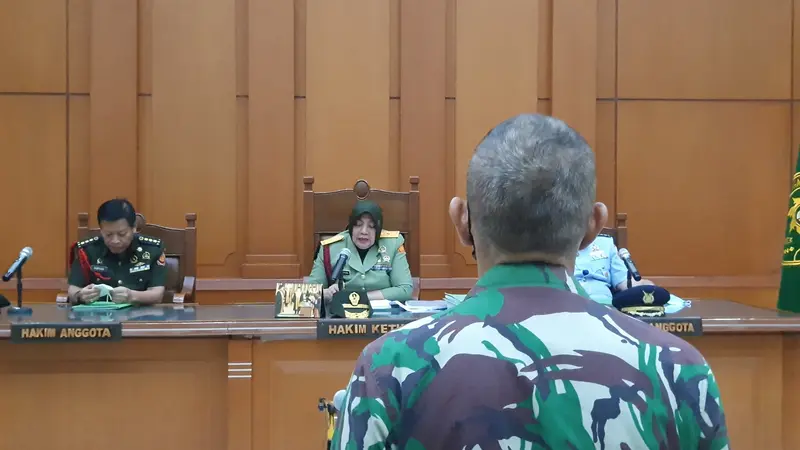 Prajurit TNI Kolonel Priyanto mendengarkan tuntutan di sidang militer