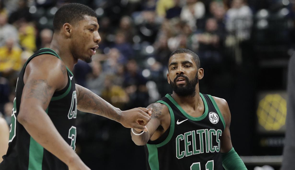 Pemain Boston Celtics, Kyrie Irving (kanan) memberikan selamat kepadan rekannya Marcus Smart usai mencetak poin pada lanjutan NBA basketball game di Bankers Life Fieldhouse, Indianapolis, (25/11/2017). Boston Celtics menang 108-98. (AP/Darron Cummings)