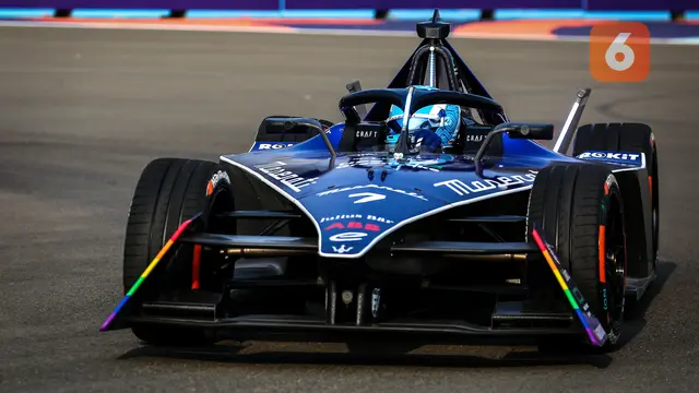 Foto: Manuver Para Pebalap Formula E saat Jajal Jakarta Intenational E-Prix Circuit pada Sesi Latihan Bebas