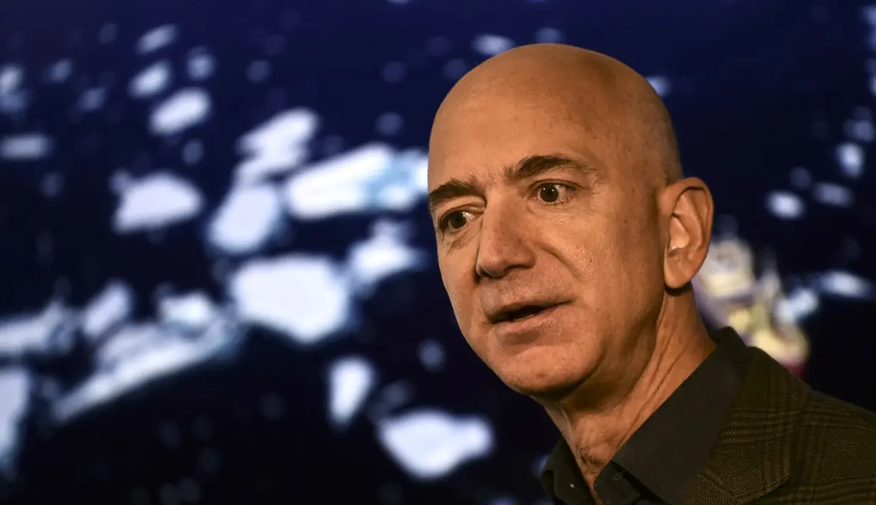CEO Amazon Jeff Bezos berbicara kepada media tentang upaya keberlanjutan perusahaan di Washington, Amerika Serikat, 19 September 2019. Jeff Bezos mengajak agar staf Amazon tidak takut berinovasi. (ERIC BARADAT/AFP)