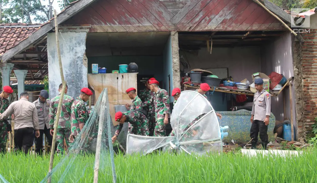 Prajurit Kopassus merapihkan fasilitas warga terdampak gempa yang mengguncang sejumlah wilayah Jawa Barat dan Banten di Desa Citalahap, Kabupaten Lebak, Bogor (23/1). (LIputan6.com/Pool/Kopassus)