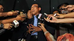 Eks Menteri ESDM, Jero Wacik enggan menanggapi pertanyaan wartawan yang menunggunya di Gedung KPK, Jakarta, Kamis (22/11/2014). (Liputan6.com/Miftahul Hayat)