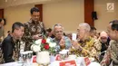 Wapres RI ke-6, Try Sutrisno berbincang dengan Menteri ESDM Ignasius Jonan dan Menteri PUPR Basuki Hadimuljono saat menghadiri pemberian penghargaan Prestasi Penyelenggaraan Lebaran 2017, Jakarta, Selasa (1/8). (Liputan6.com/Faizal Fanani)