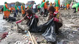 Siswa pramuka memasukan sampah ke dalam kantong saat melakukan Gerebek Sampah di Pesisir Teluk Jakarta, Cilincing, Jakarta Utara, Minggu (15/4). Kegiatan ini melibatkan 1.000 orang terdiri dari berbagai unsur masyarakat. (Liputan6.com/Arya Manggala)