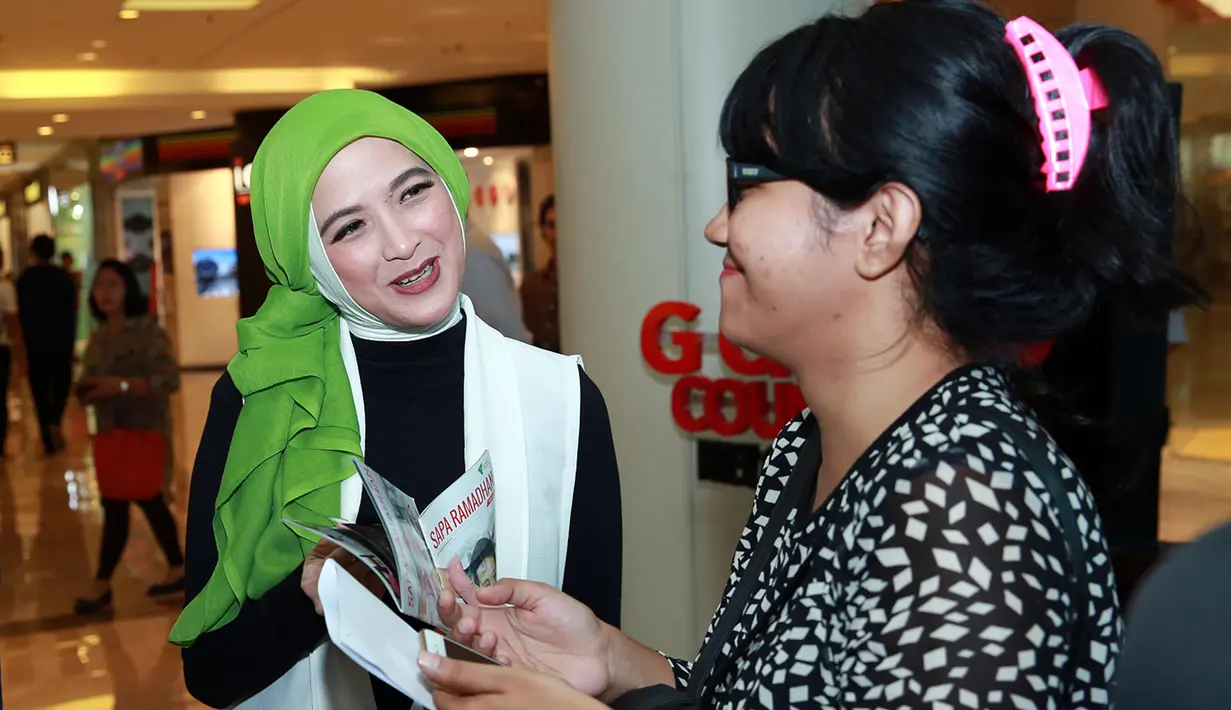 Menurut Andhara, banyak manfaat yang dirasakan dari membayar zakat atau sedekah. Bahkan menurut Andhara, jangan takut miskin dengan kita membayar zakat. (Deki Prayoga/Bintang.com)