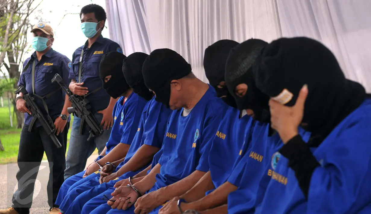 Para tersangka saat dijaga ketat oleh petugas saat pemusnahan Narkoba di Tangerang, Rabu, (10/2). Barang bukti yang dimusnahkan berasal dari  bandar besar jaringan International. (Liputan6.com/Faisal R Syam) 