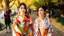 Sandra Dewi (kiri) dan adiknya, Kartika Dewi saat berkeliling menikmati pemandangan di kawasan Asakusa Sensoji Temple, Jepang. (instagram/@sandradewi88)